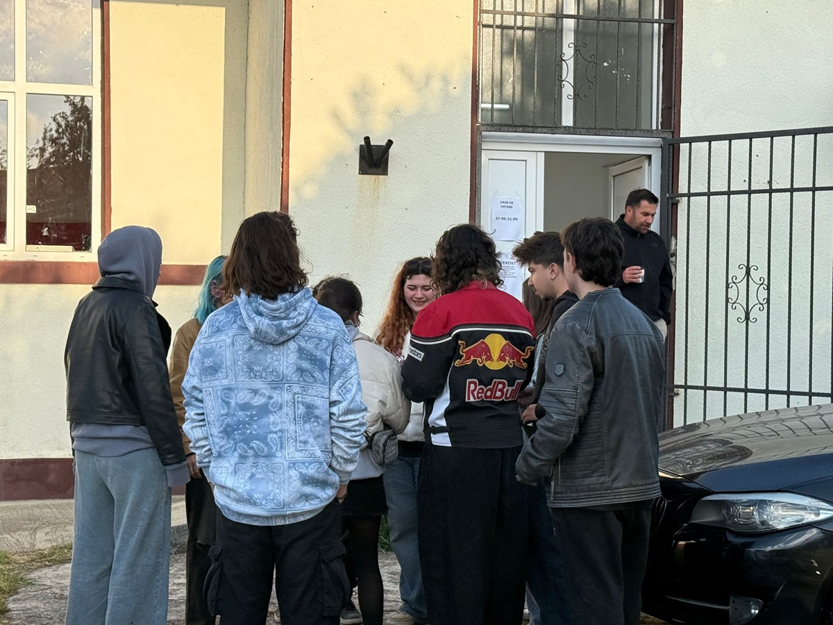 VIDEO Tinerii din Vama Veche au fost printre primii la vot în dimineața alegerilor prezidențiale