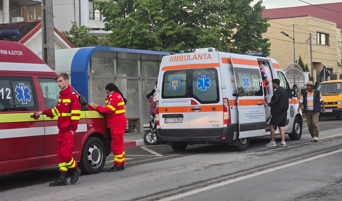Accident rutier între un triciclu și un autoturism, pe o stradă din Năvodari