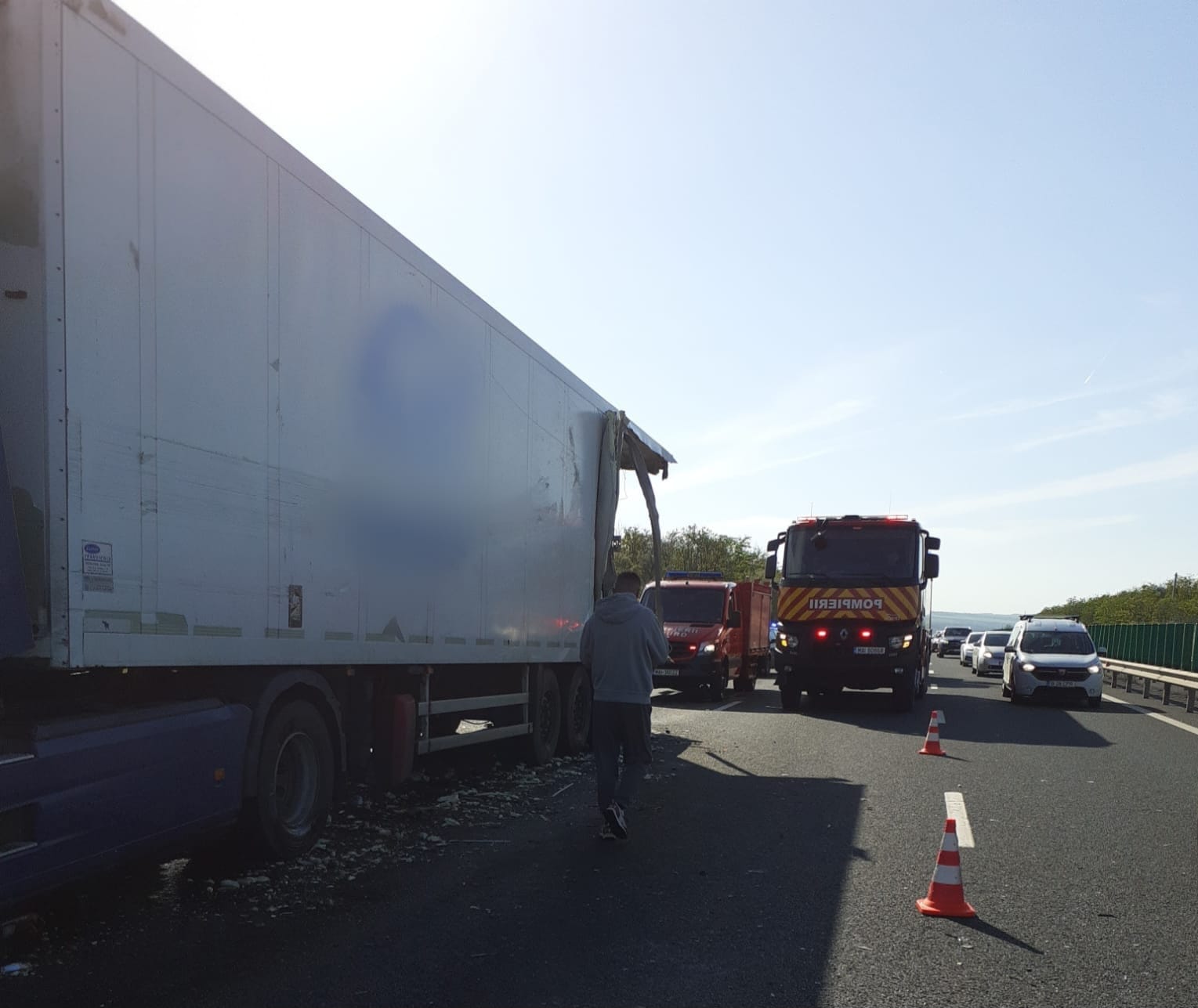 FOTO Accident grav pe A2 între două TIR-uri: O persoană este încarcerată