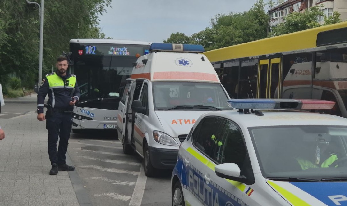 VIDEO Accident între un autoturism și un autobuz cu pasageri, în zona Delfinariu din Constanța