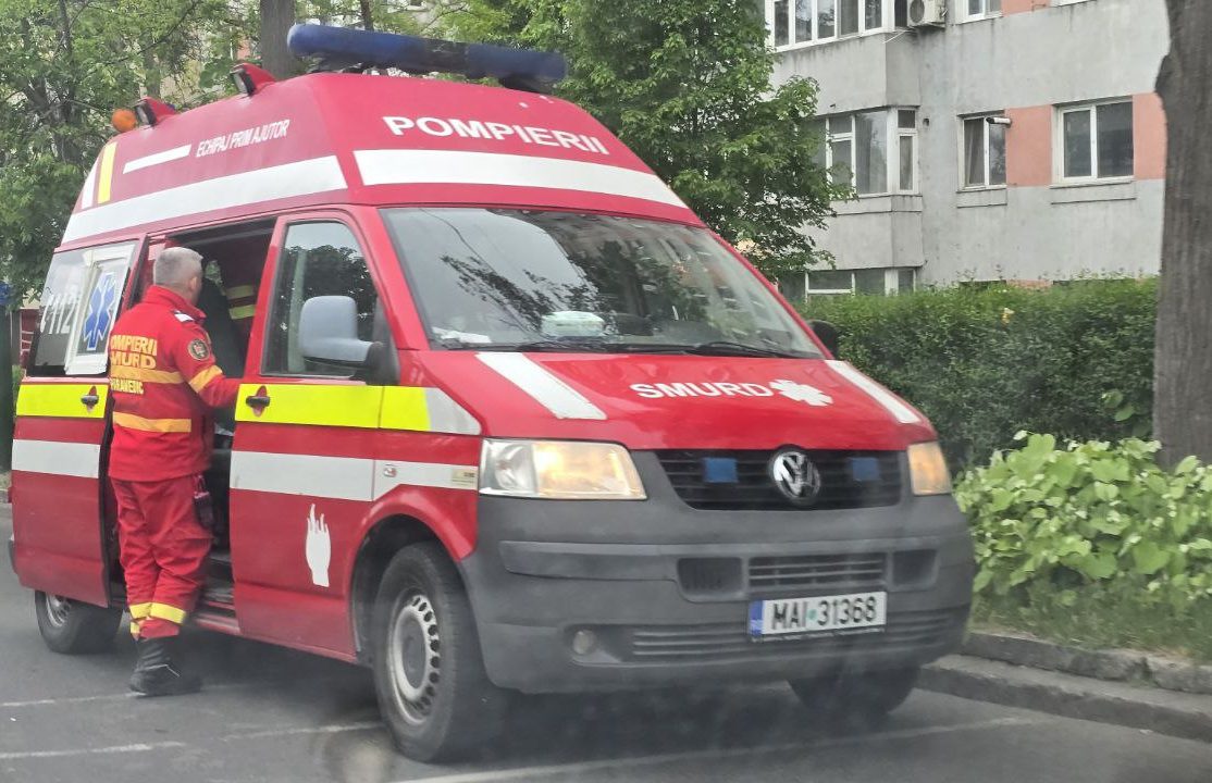 Accident pe strada Traian, din Constanța: Două mașini S-AU CIOCNIT! Au fost chemați pompierii