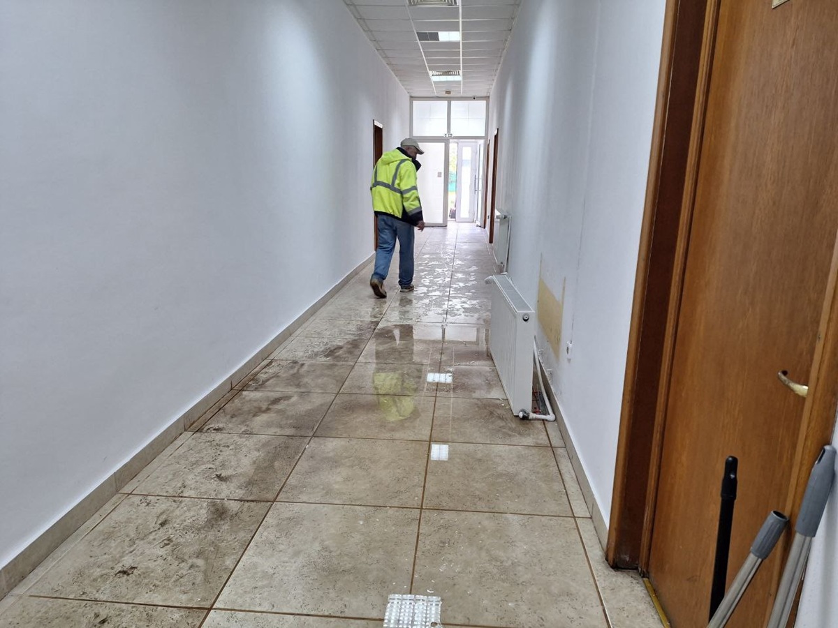 FOTO Incident bizar la secția 211 din Mamaia: O alegătoare nemulțumită a dărâmat un calorifer din clădire