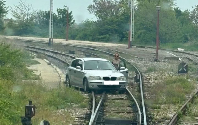 Incident pe calea ferată la Eforie Sud: Două trenuri au înregistrat întârzieri după ce o șoferiță cu BMW a blocat șinele