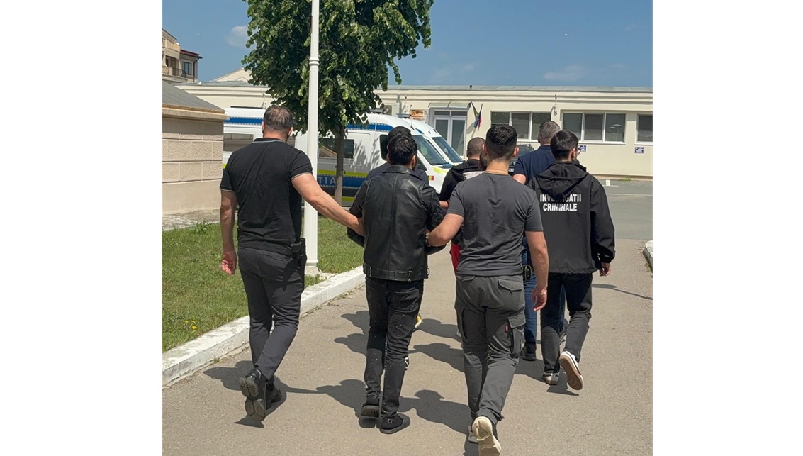VIDEO Patru persoane au fost reținute pentru proxenetism în urma unor percheziții în județele Constanța și Călărași