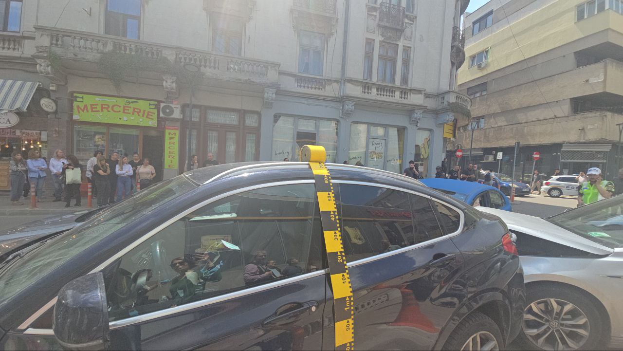 Accident rutier între trei mașini la intersecția străzilor Răscoalei și Cuza Vodă