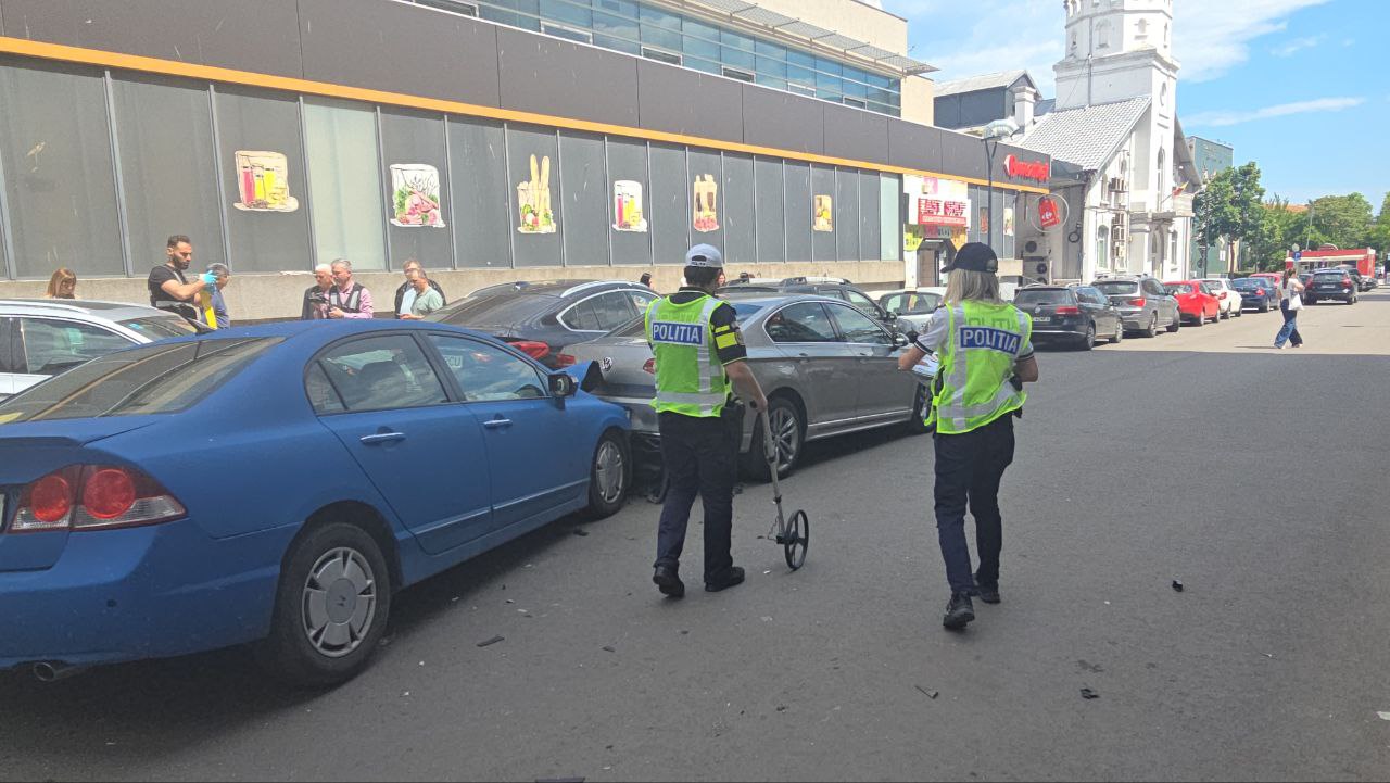 Accident rutier între trei mașini la intersecția străzilor Răscoalei și Cuza Vodă
