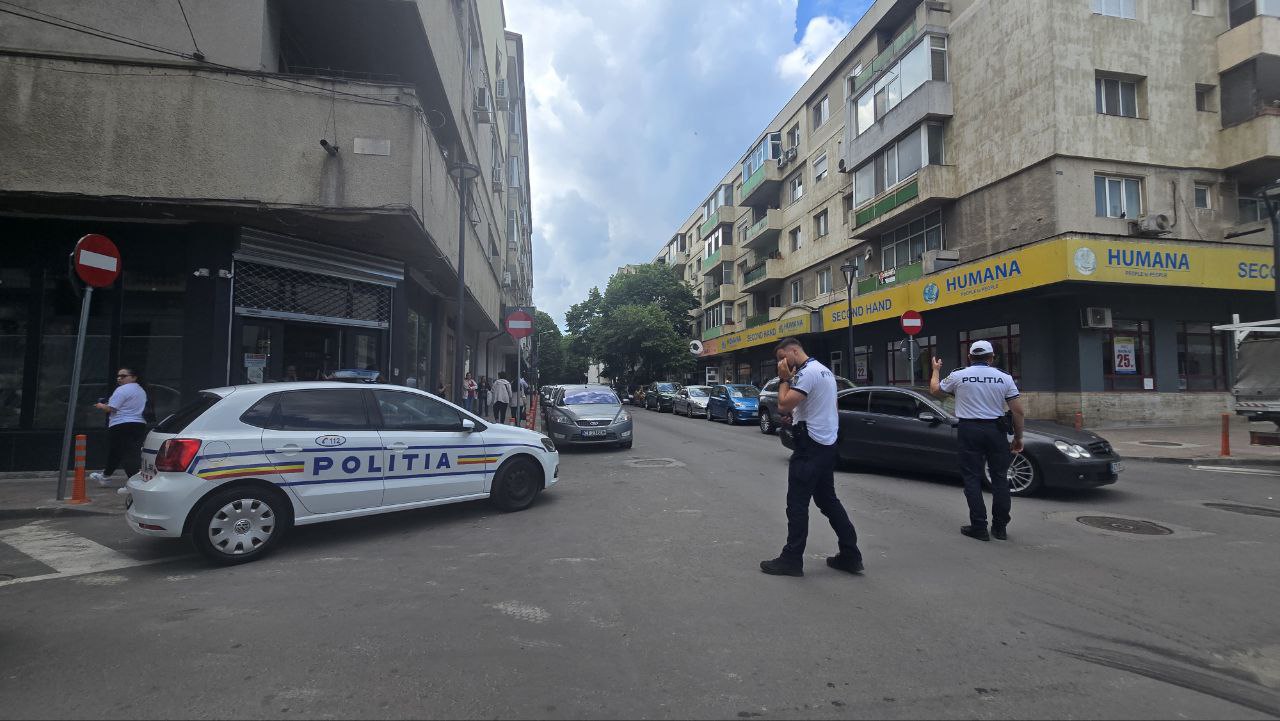 Accident rutier între trei mașini la intersecția străzilor Răscoalei și Cuza Vodă