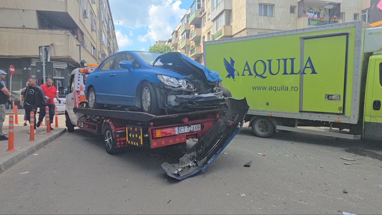 Accident rutier între trei mașini la intersecția străzilor Răscoalei și Cuza Vodă