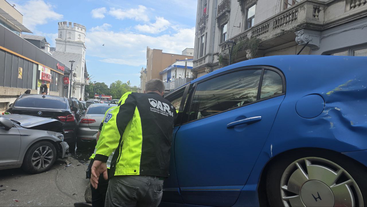 Accident rutier între trei mașini la intersecția străzilor Răscoalei și Cuza Vodă
