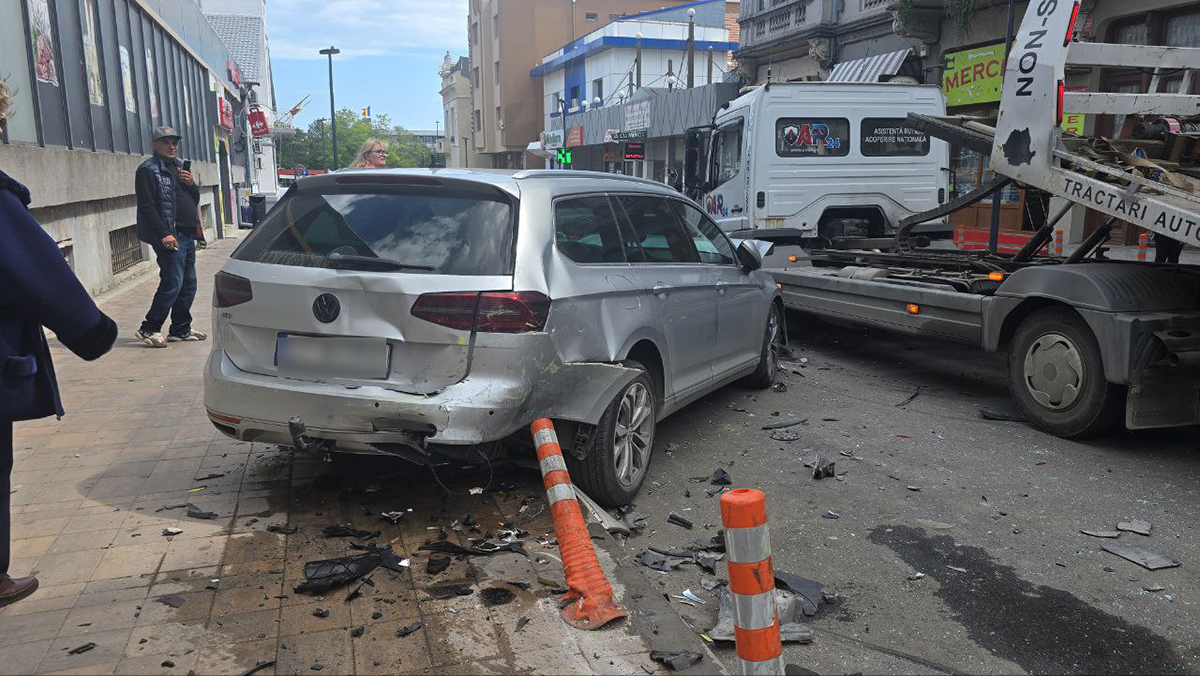 Accident rutier între trei mașini la intersecția străzilor Răscoalei și Cuza Vodă