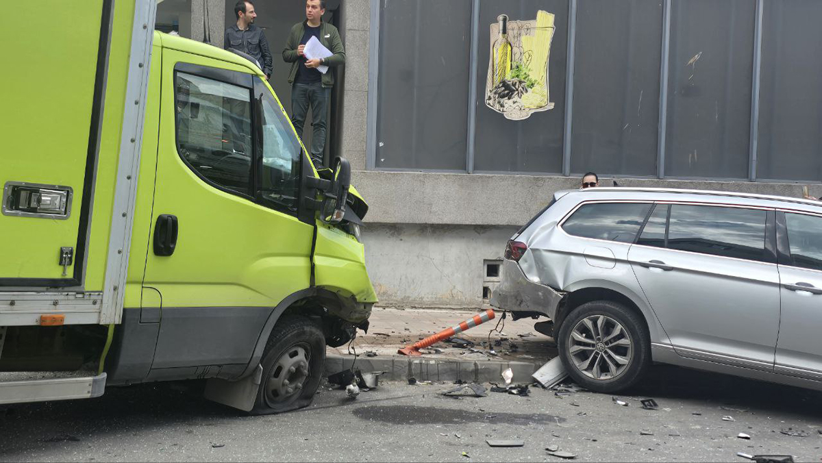 Accident rutier între trei mașini la intersecția străzilor Răscoalei și Cuza Vodă