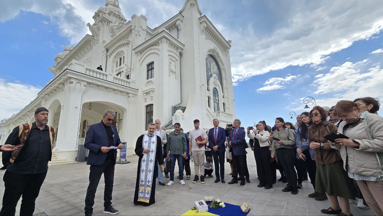 FOTO VIDEO Cu sprijinul MINAC, memoria deținuților politici, înscrisă pe faleza Cazinoului: A fost dezvelită placa memorială pentru deținuții politici
