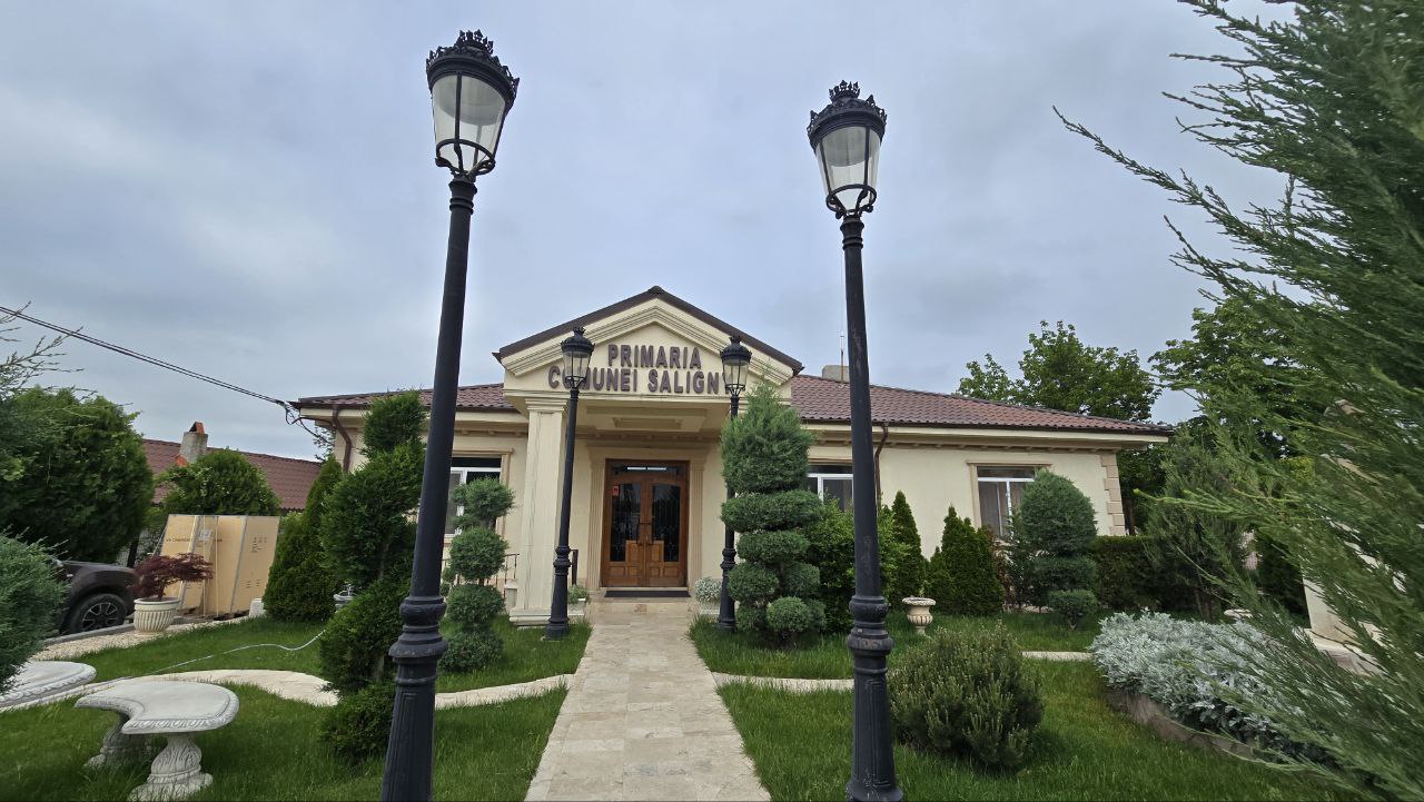 Investiții în educație și infrastructură în comuna Saligny: fonduri redirecționate pentru școală, proiect de consolidare și stații de autobuz modernizate