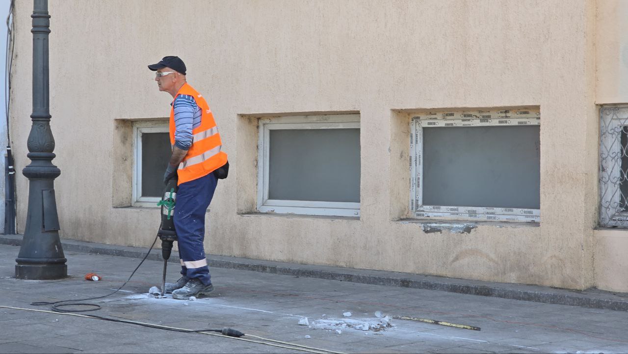 FOTO Atenție, șoferi! Se montează NOI STÂLPIȘORI în zona Peninsulară