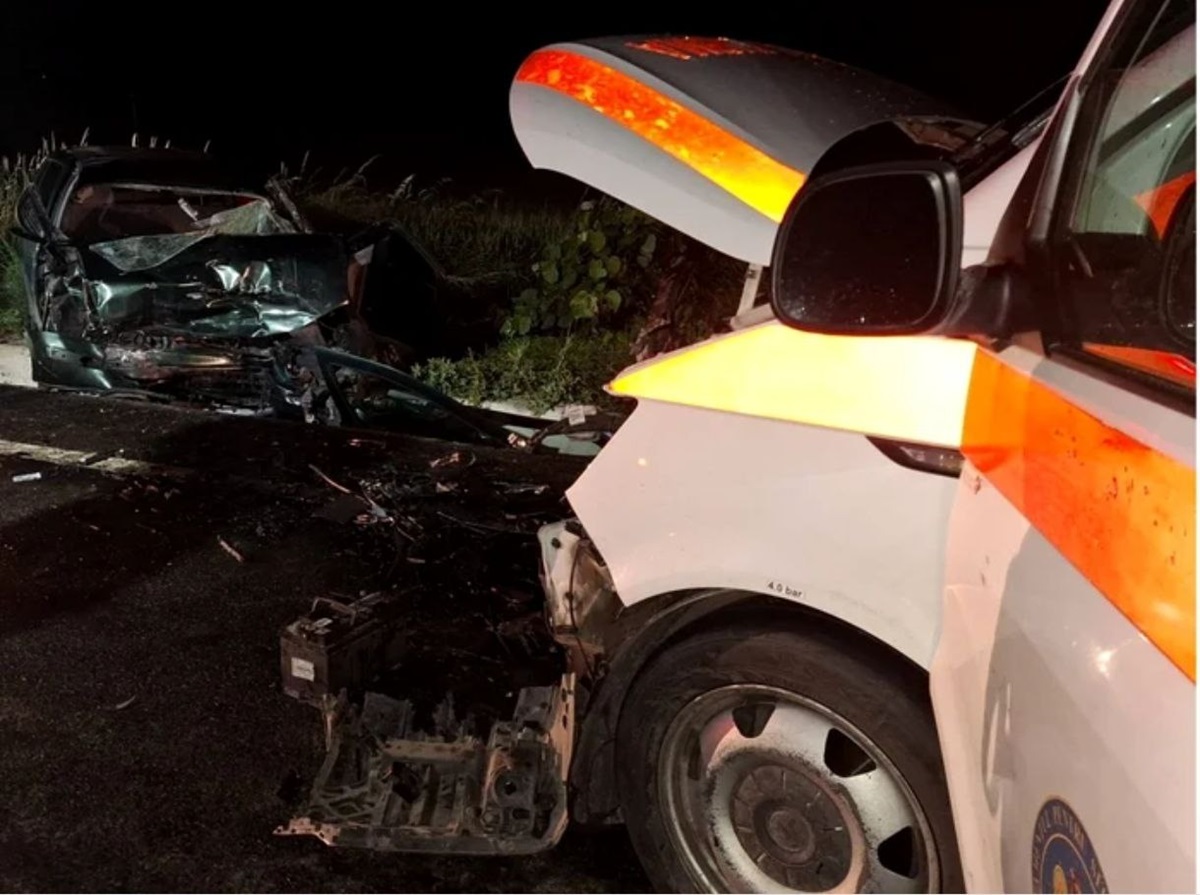 TRAGEDIE pe E85: doi tineri au murit după ce mașina în care se aflau s-a ciocnit cu o ambulanţă