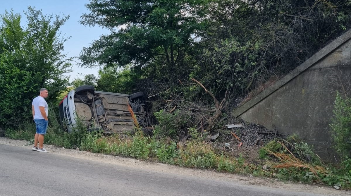 Autoturism răsturnat la ieșirea din Medgidia spre Valea Dacilor, sub podul de cale ferată