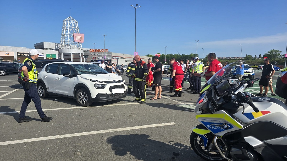 FOTO VIDEO Un autoturism s-a răsturnat în parcarea de la VIVO! Mall după ce s-a ciocnit cu o altă mașină
