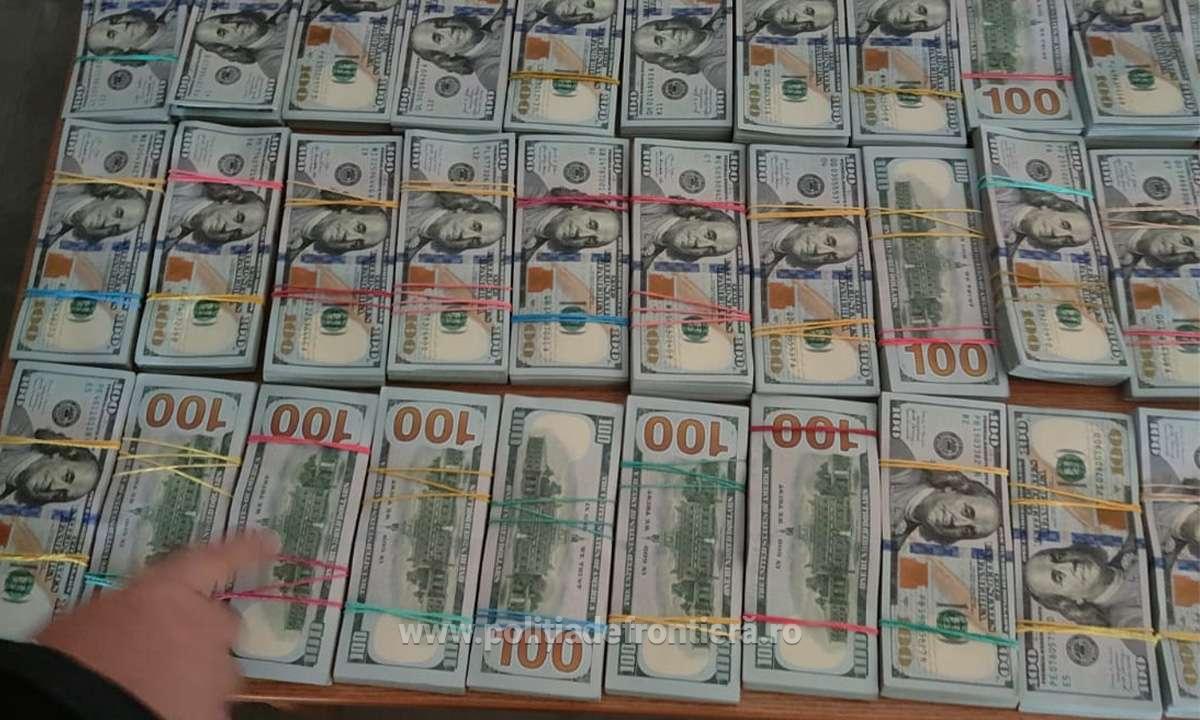 Bani ascunși pe sub haine: Un cuplu a încercat să intre în România cu 1,4 milioane de dolari nedeclarați