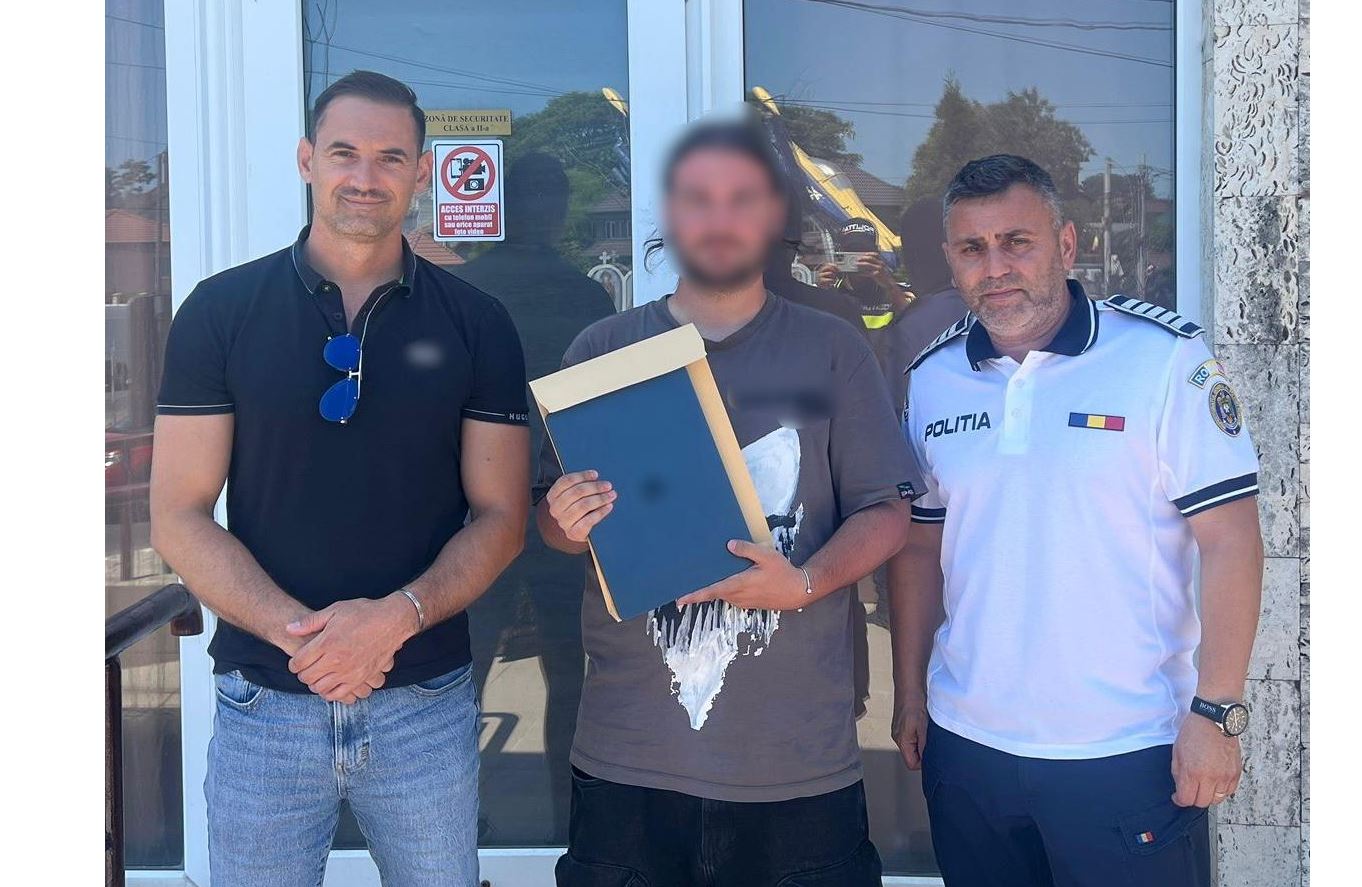 Un bărbat a fost jefuit în Tuzla, în fața unui imobil de un minor de 15 ani care i-a furat rucsacul. Bunurile au fost recuperate