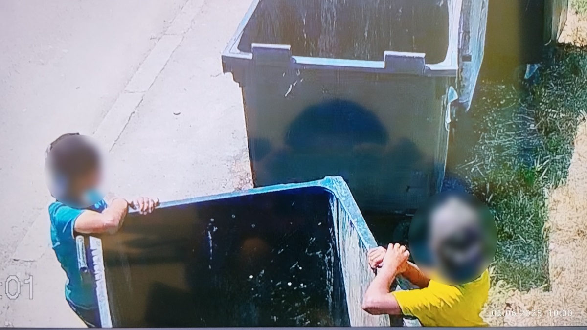 FOTO VIDEO Camere de supraveghere din Constanța, vandalizate de doi minori! Au fost identificați cu imaginile de pe o altă cameră
