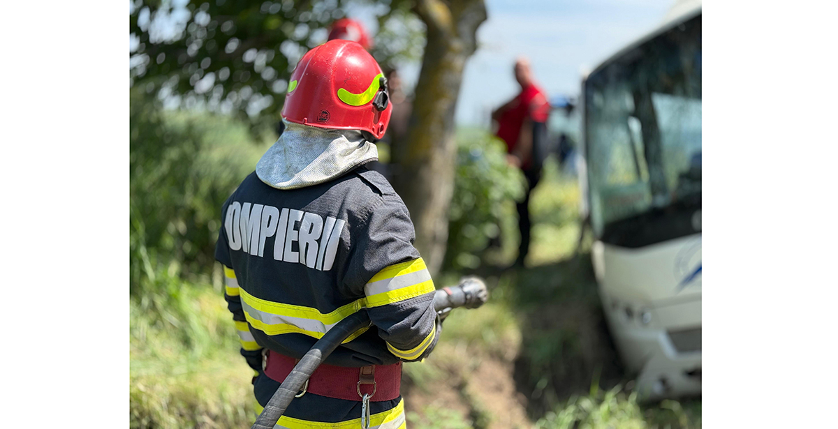 Un autoturism a intrat într-un pom la Cumpăna: două persoane au fost rănite