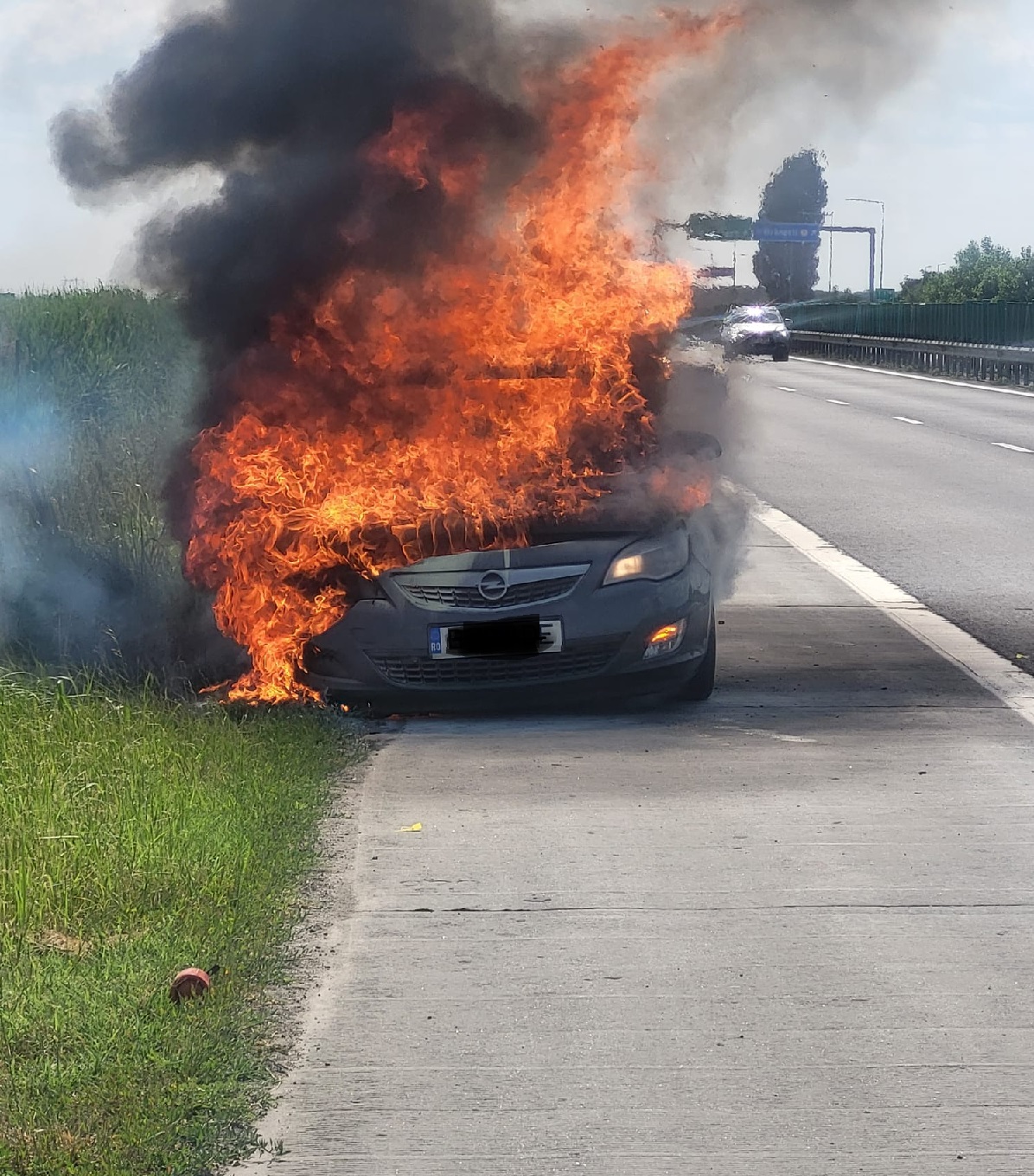 VIDEO Arde un autoturism pe Autostrada A2, la km 23, pe sensul de mers spre Constanța. Intervin pompierii