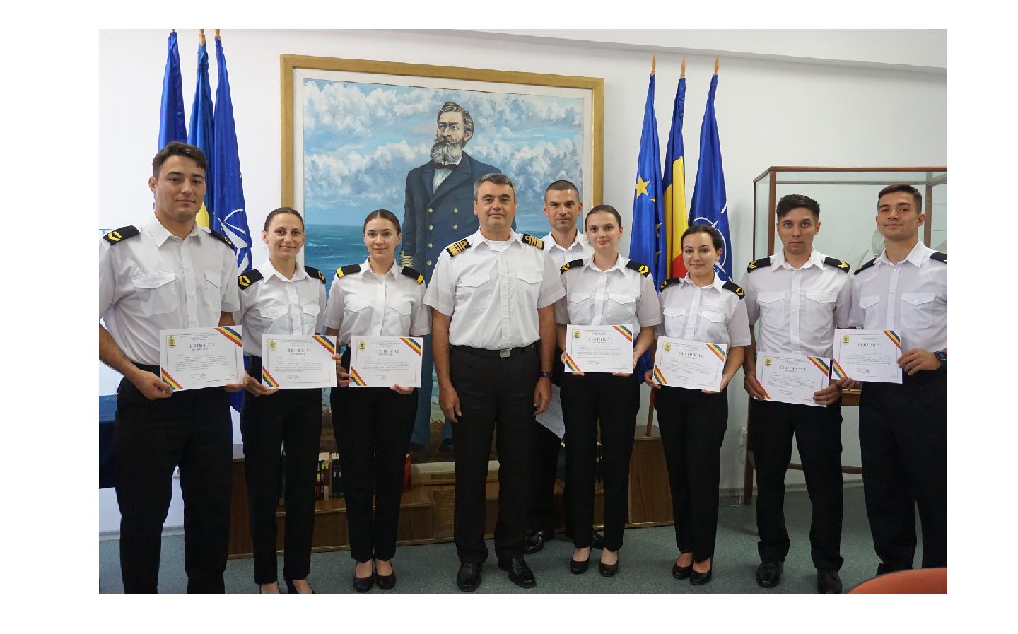 Opt elevi merituoși de la Școala Militară de Maiștri Militari a Forțelor Navale au primit certificate de apreciere de Ziua Drapelului Național