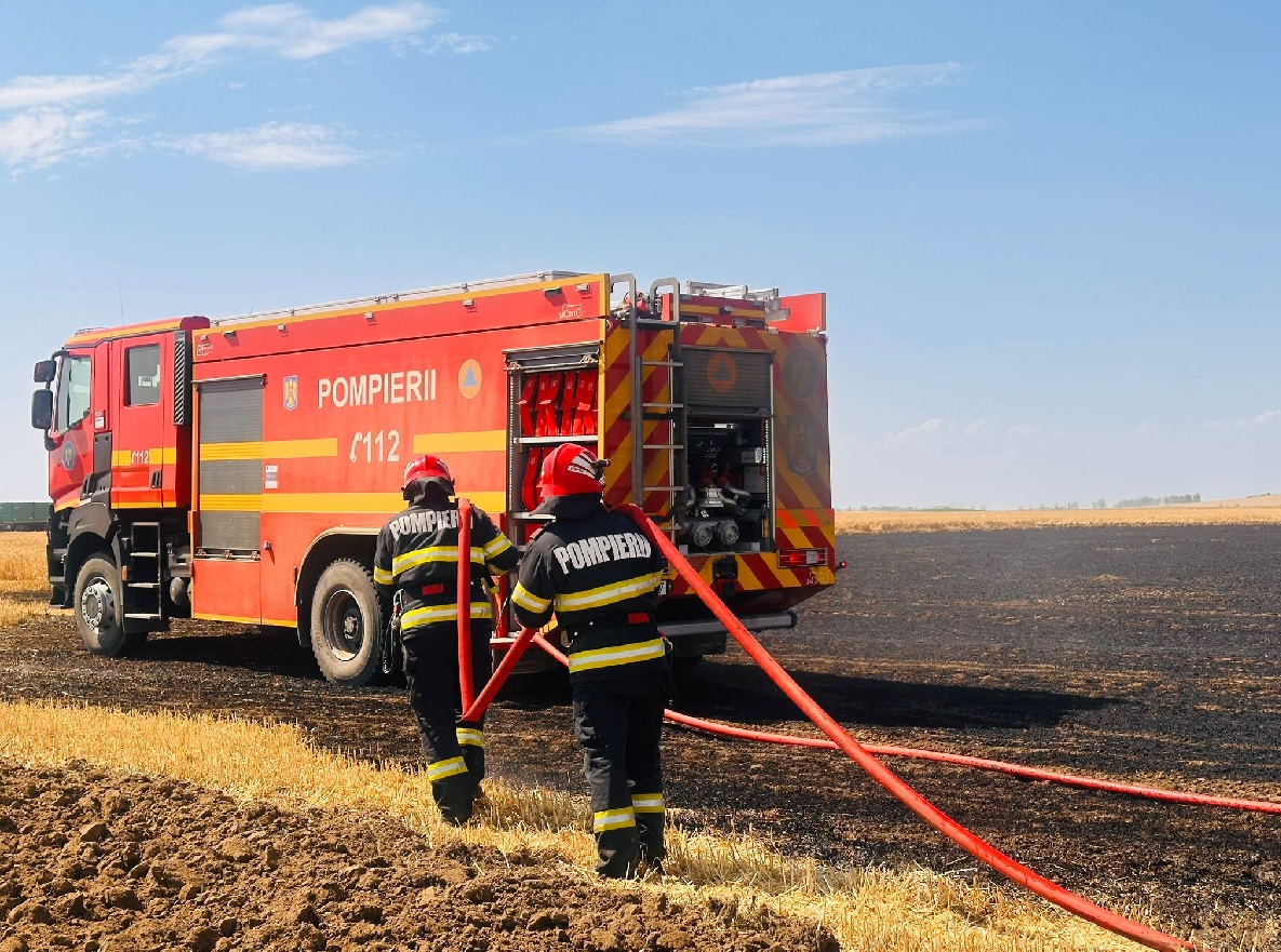 FOTO VIDEO Incendiu la o cultură de orz lângă Agighiol din județul Tulcea: 10 hectare afectate din cauza unei țigări aruncate la întâmplare