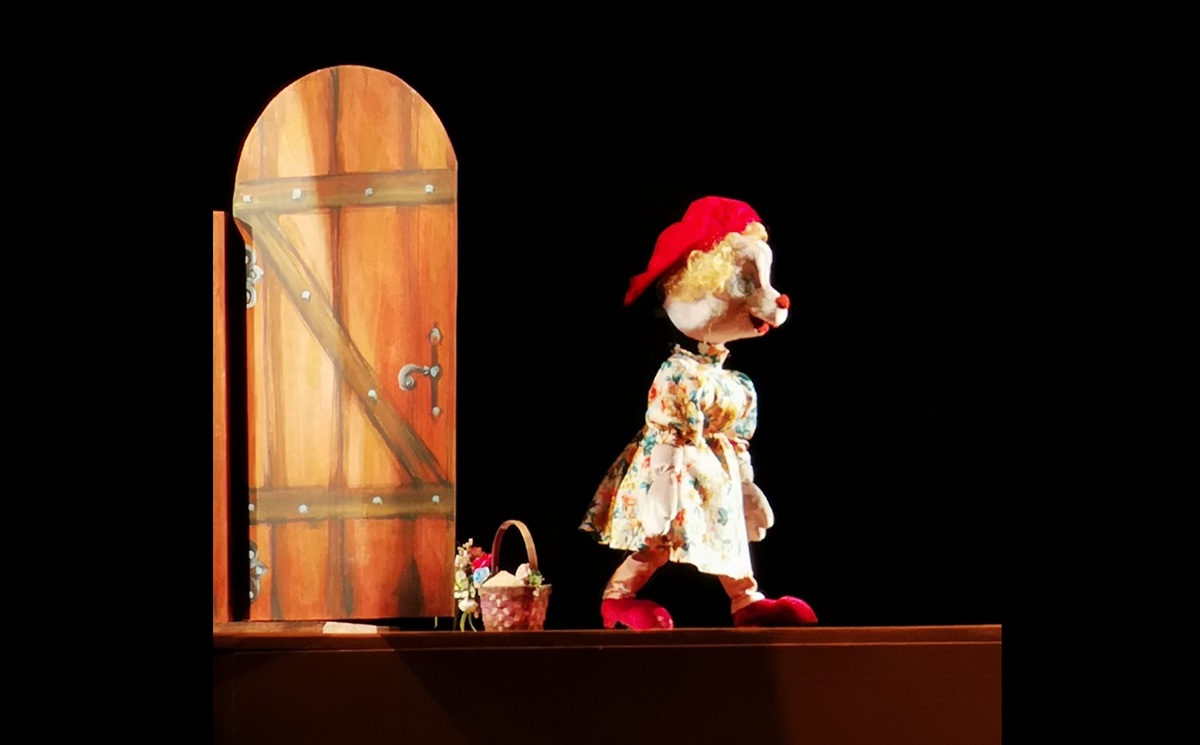 Poveste cu... Scufița Roșie, spectacol plin de culoar pentru cei mici, duminică la Teatrul Căluțul de Mare