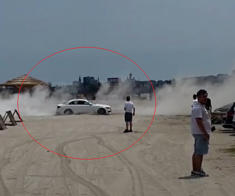 VIDEO Un șofer care a intrat cu mașina pe plaja din Constanța și a făcut drifturi s-a ales cu amenzi de zeci de mii de lei