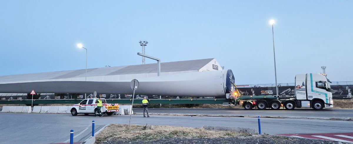 FOTO ATENȚIE, șoferi! Mai multe transporturi agabaritice au pornit din Agigea pe DN 39: Iată traseele