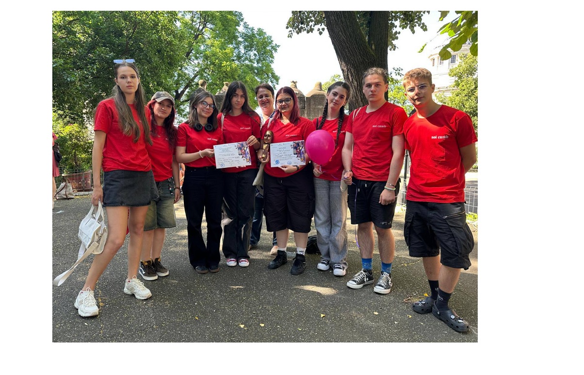 Trupa de teatru de la Colegiul Național Mircea cel Bătrân din Constanța, pe podiumiul Festivalului Național de Teatru de Păpuși și Pantomimă