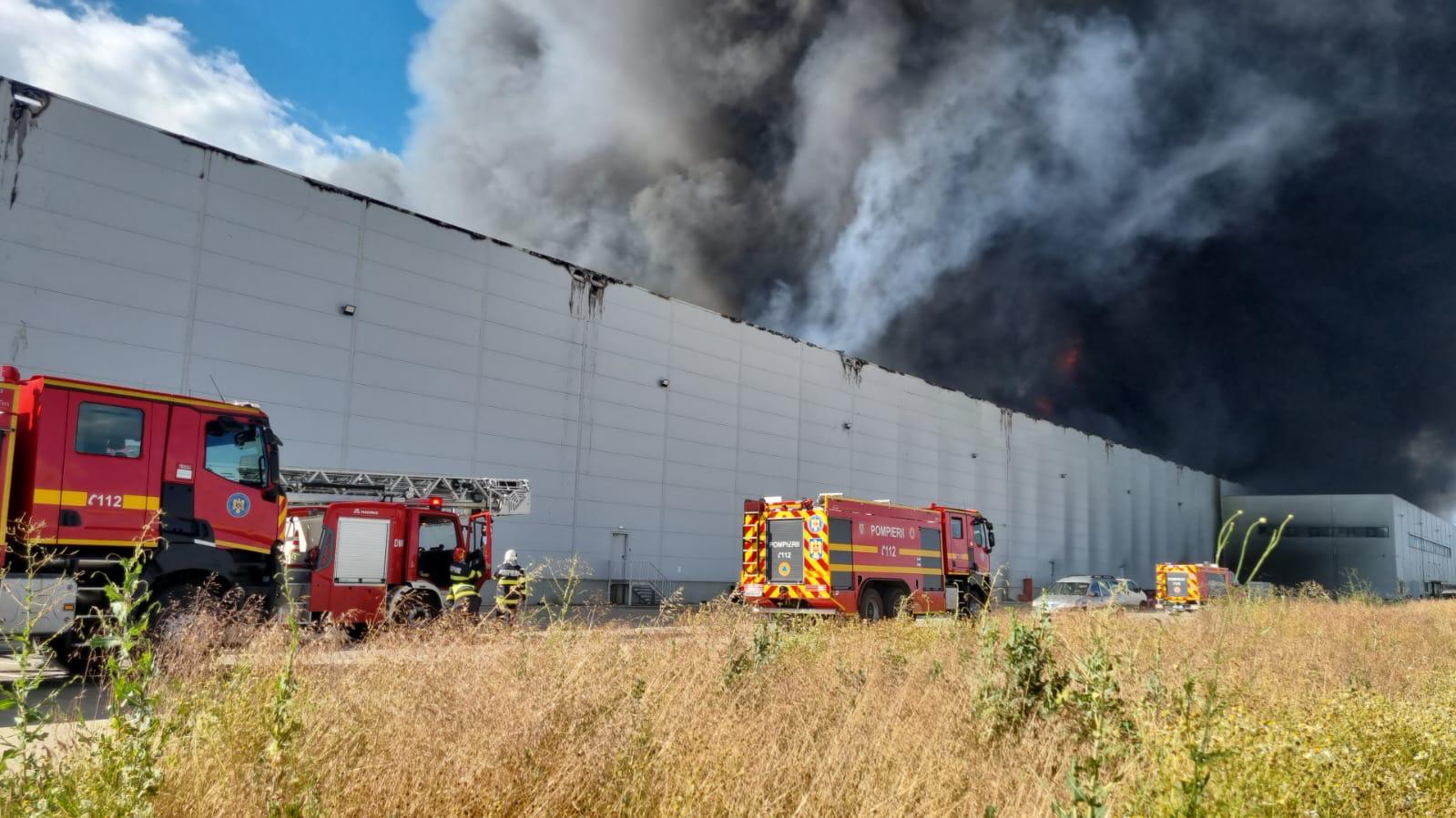 FOTO VIDEO Alertă pe autostrada A1: ARDE o hală dintr-un parc logistic. A fost emis mesaj RO-ALERT
