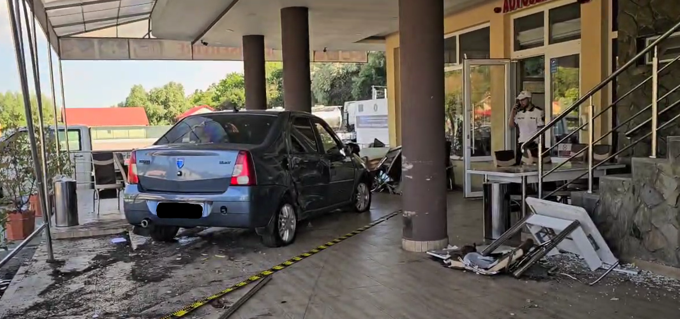 Accident grav în comuna Saligny: Un autoturism a ricoșat într-o terasă, aflată pe marginea DN 22C! Sunt 6 victime