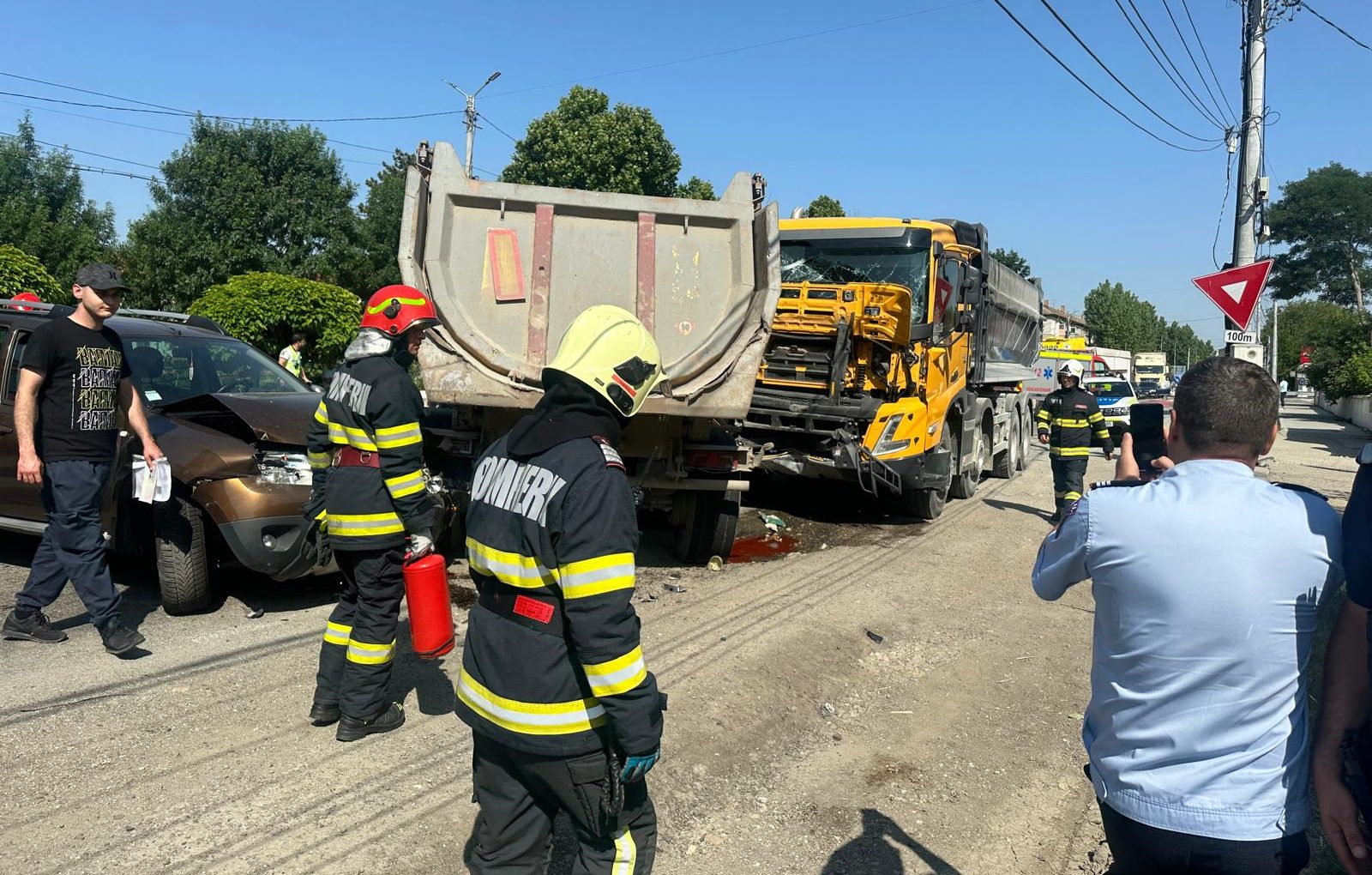 FOTO Accident GRAV în Mihail Kogălniceanu! Sunt implicate două camioane și 3 mașini, dintre care una a MAI. Traficul este BLOCAT
