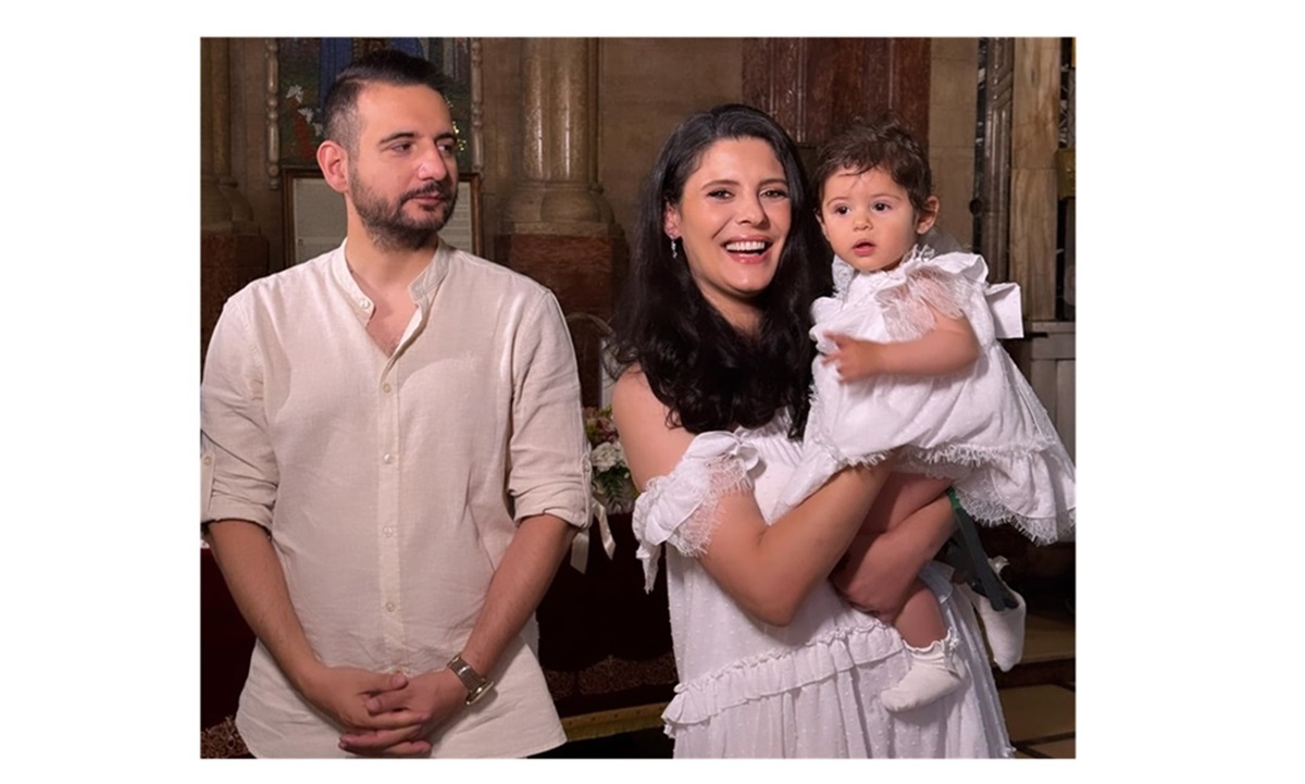 FOTO Avocatul Adrian Cuculis și-a botezat fetița: Micuța Lara Maria a stat la slujbă ca un îngeraș curios