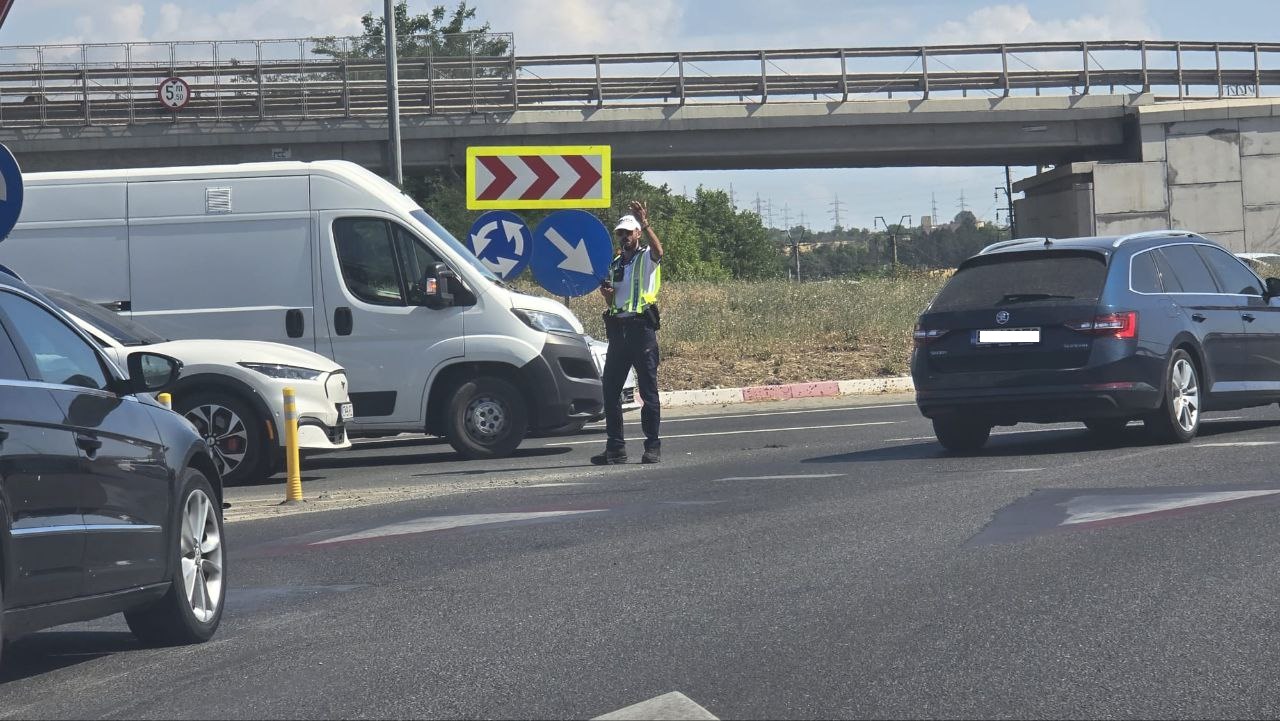 FOTO Atenție, șoferi! Trafic de COȘMAR pe DN39, spre Mangalia și sudul litoralului. Sunt polițiști în toate sensurile giratorii