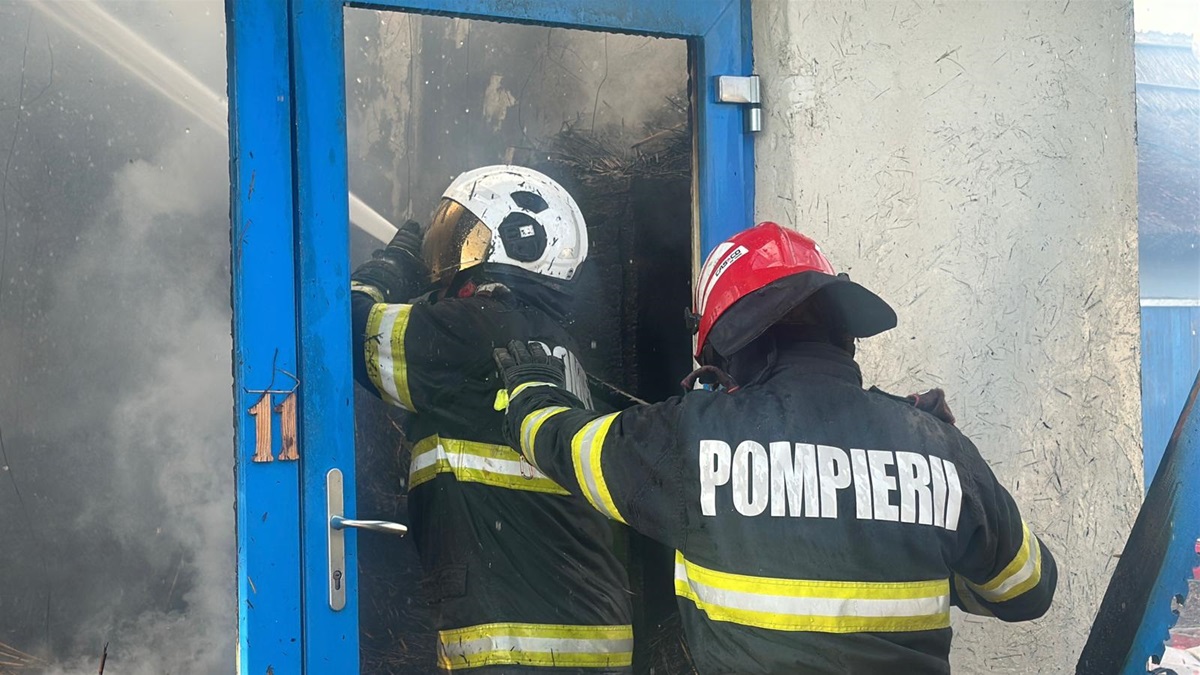 Arde o casă în Agigea. Patru autospeciale de stingere intervin la fața locului