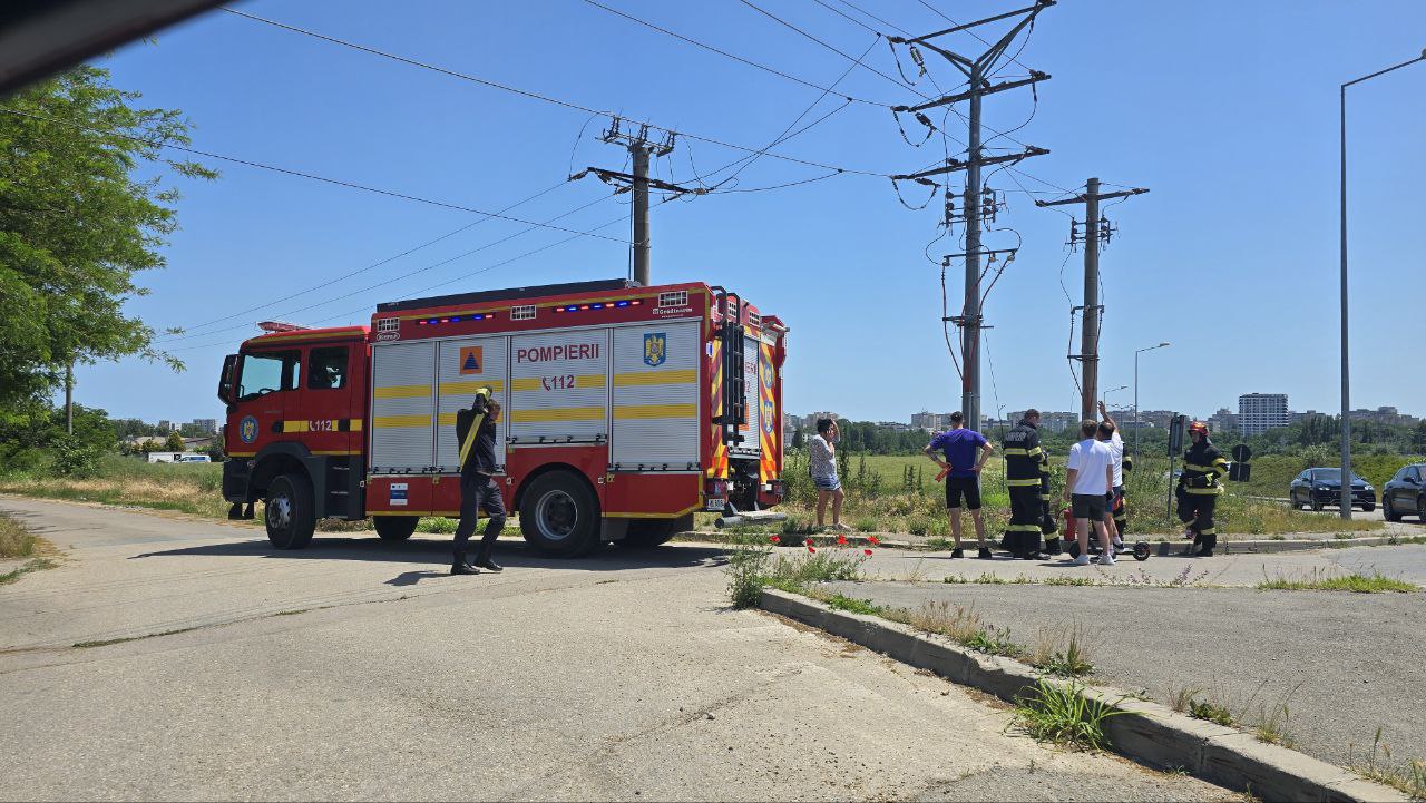 Incendiu de vegetație la ieșirea din Constanța, în zona DN2A. Șoferii au intervenit cu extinctoare până la sosirea pompierilor