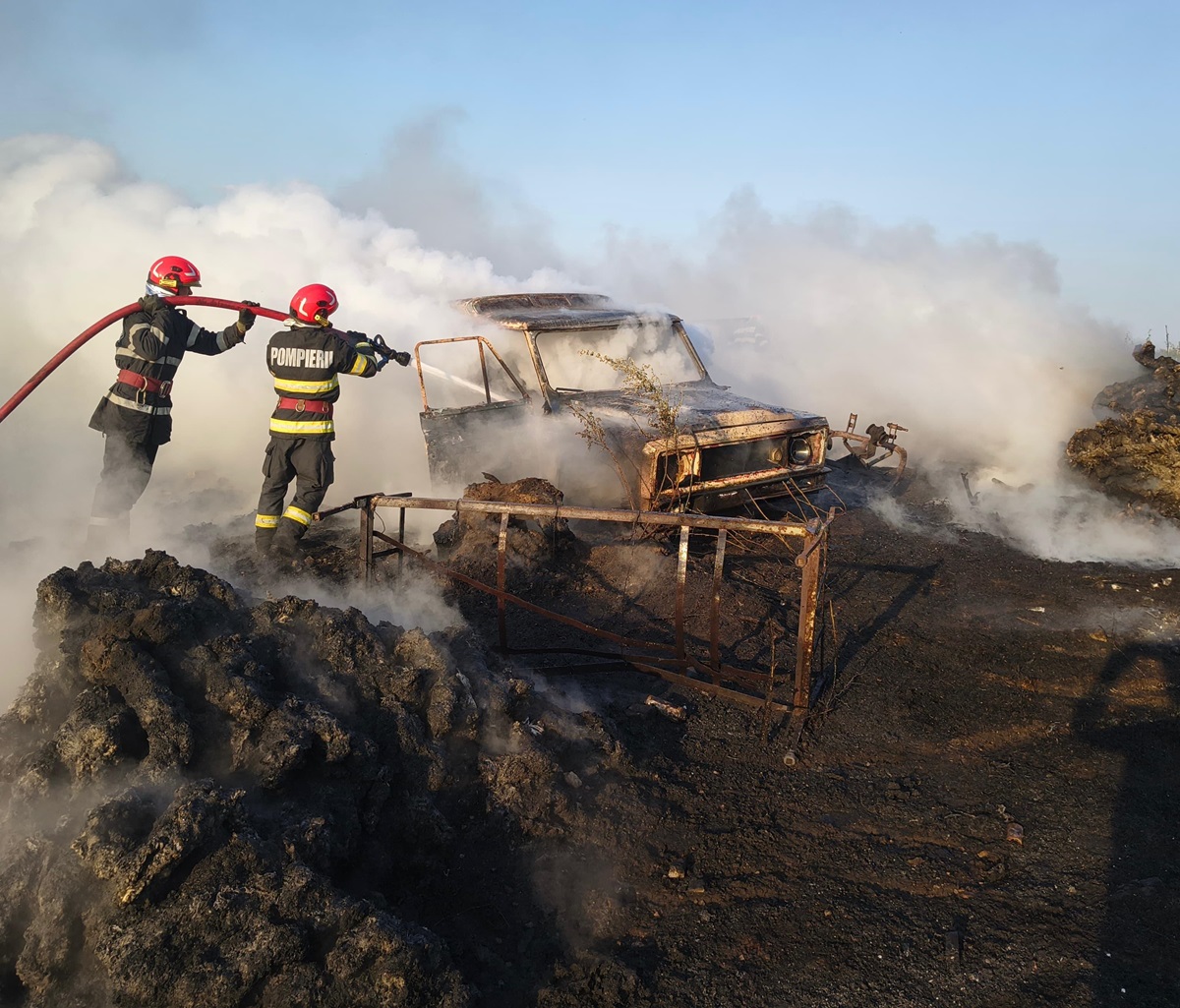 Incendiu puternic de vegetație uscată în Babadag: Un ARO, mistuit de flăcări. Pompierii au reușit să salveze utilajele agricole