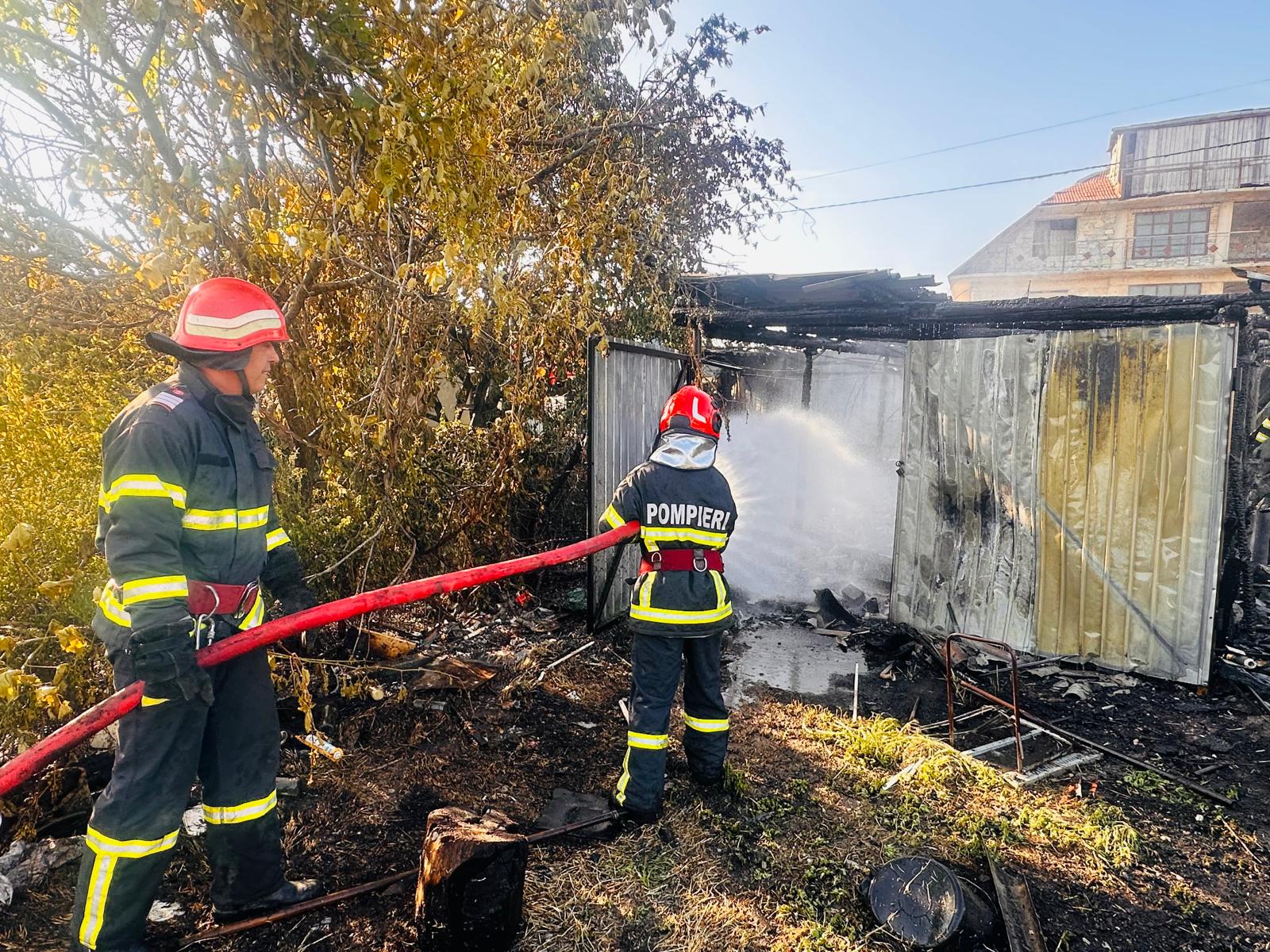 FOTO VIDEO Incendiu în județul Tulcea: Au ars un garaj auto și vegetație uscată pe 200 mp
