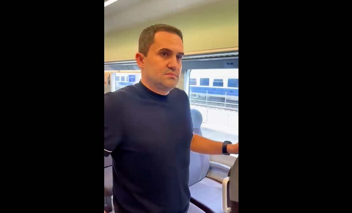 VIDEO Ministrul Transporturilor, călătorie surpriză cu trenul, spre Constanța: Vagonul cu care călătoresc la Clasa a 2-a este curat și modern
