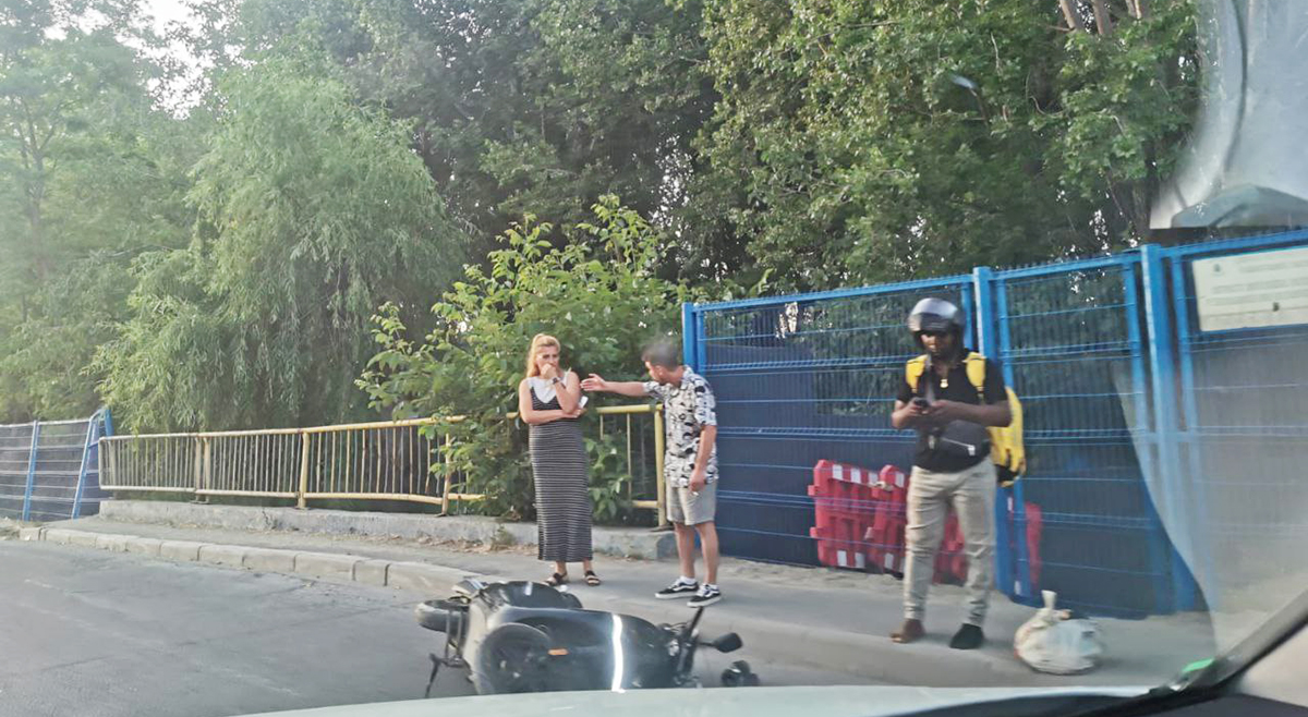 Accident rutier la ieșire din Constanța: Un livrator pe scuter a ajuns la spital