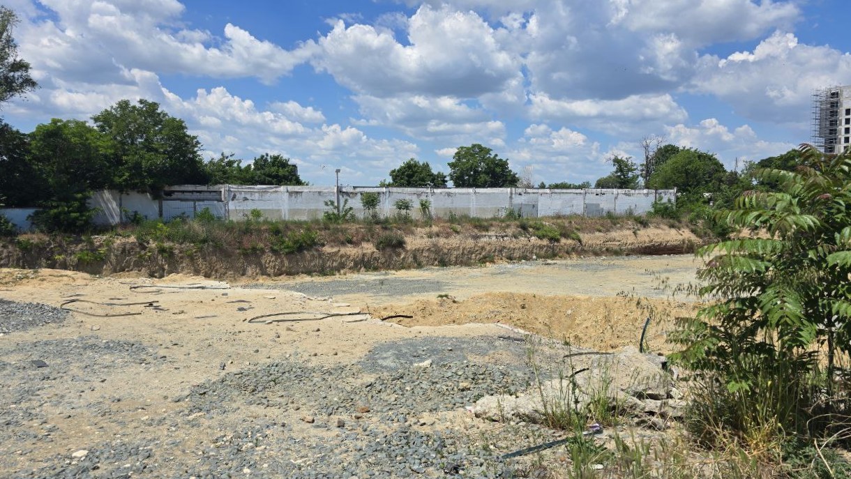 FOTO Constanța: Proiectul blocului de 11 etaje de pe strada Unirii, cu SPA și piscină, un șantier abandonat