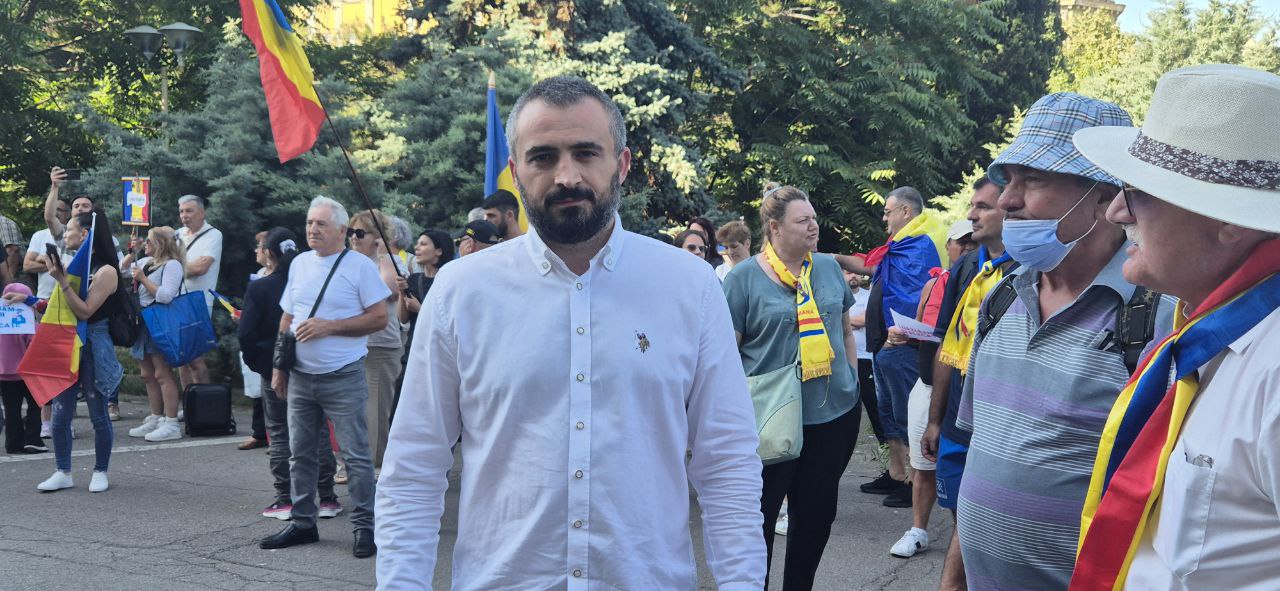 FOTO VIDEO La vremuri noi, tot noi: Senatorul AUR Nicolae Vlahu, mesaj critic la protestul de la Constanța împotriva taxelor anunțate de viitorul Guvern