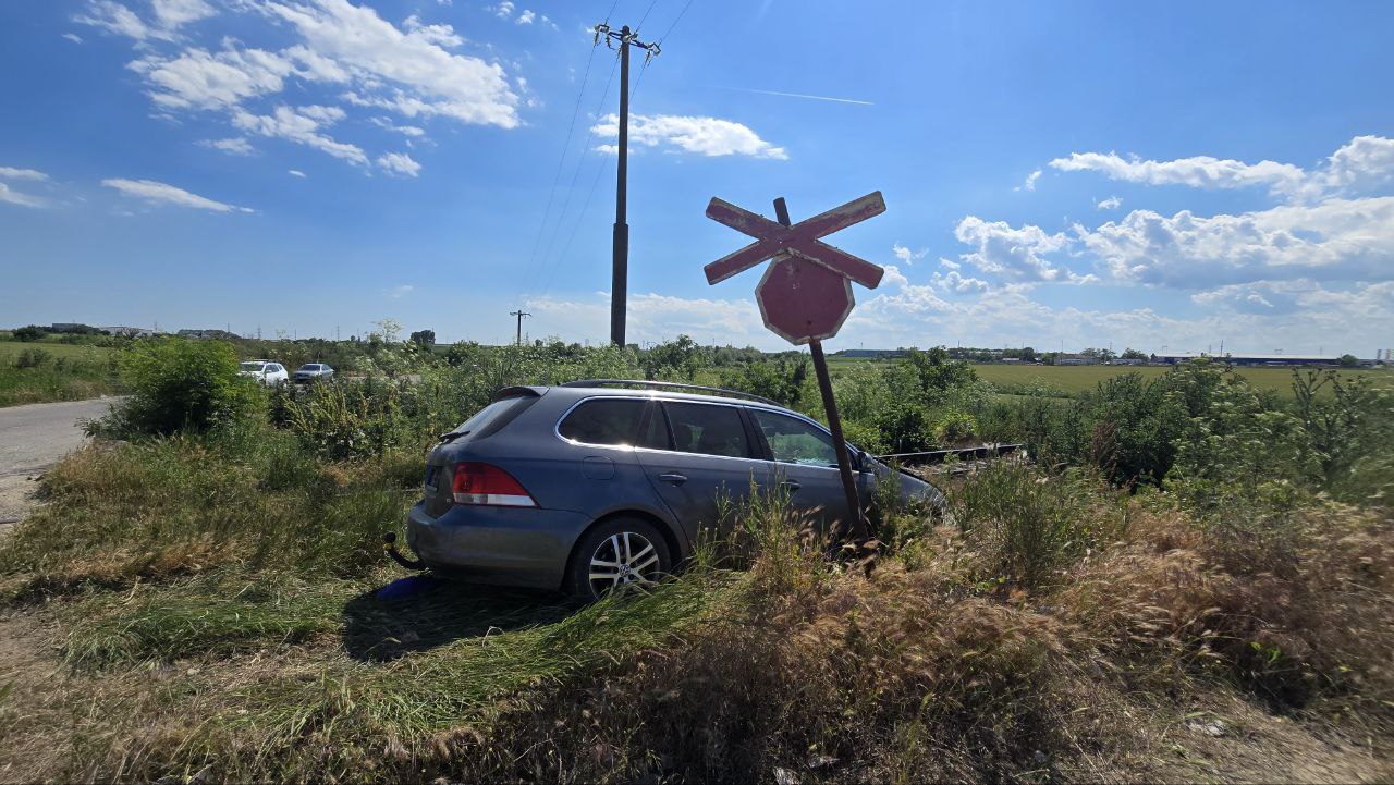 Accident feroviar în Lumina: o mașină a fost acroșată de un tren