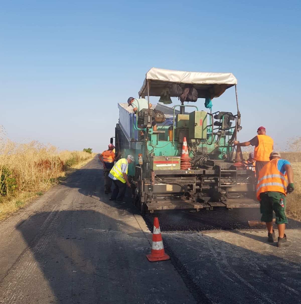 Echipele SC Drumuri Județene Constanța SA finalizează, zilele acestea, asfaltarea DJ 391 Negru Vodă – Cerchezu