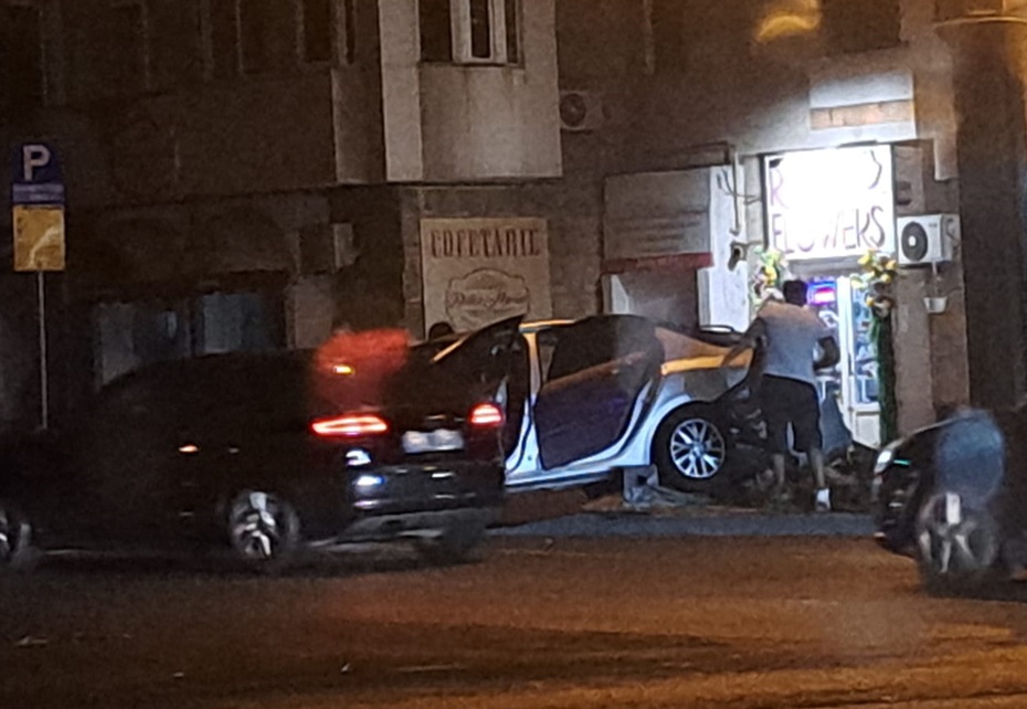 Constanța: Accident în intersecția de la Capitol. Un autoturism a ajuns pe trotuar