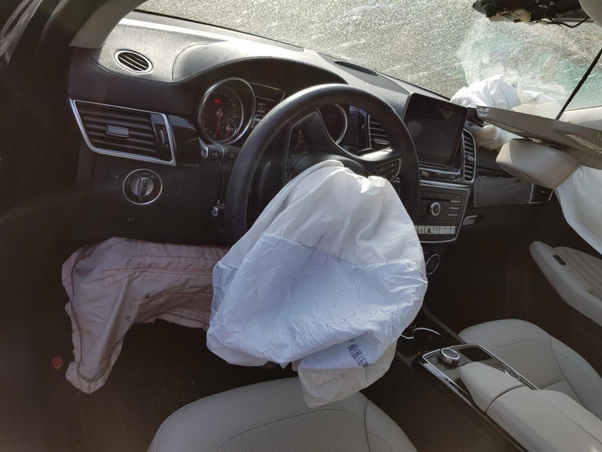 Un șofer de 19 ani a SPULBERAT nouă persoane de pe o terasă: Victimele, transportate de urgență la spital