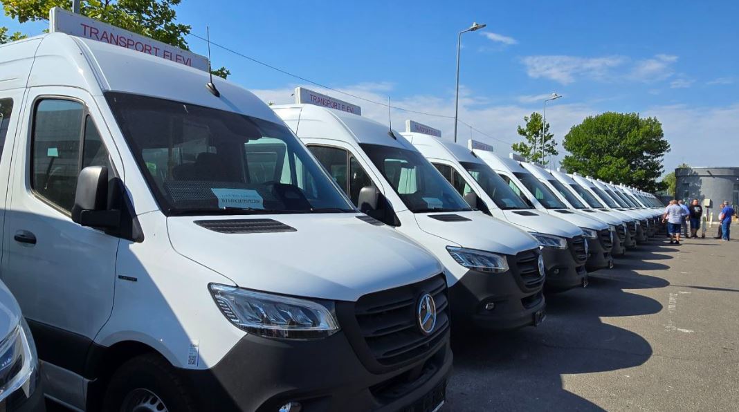 FOTO VIDEO 25 de primării primesc, astăzi, de la Consiliul Județean Constanța, microbuze electrice pentru transportul elevilor. Proiectul este finanțat prin PNRR